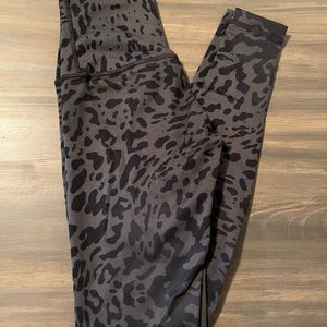 VGUC Wunder Under 28” Animal Swirl Deep Coal Light